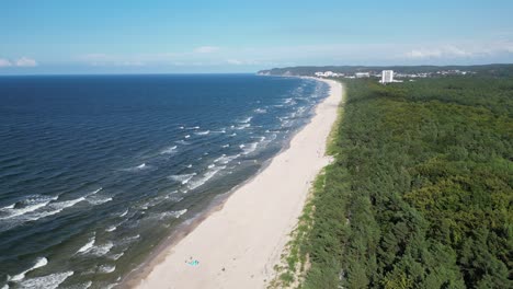 Schleudern-Sie-über-Den-Erstaunlich-Langen-Polnischen-Strand-Der-Ostsee