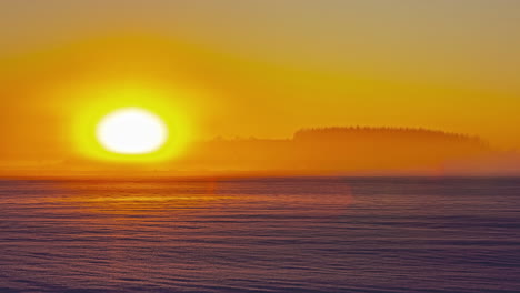Zeitraffer-Der-Farbenfrohen-Untergehenden-Sonne-über-Der-Verschneiten-Landschaft-Bei-Sonnenuntergang