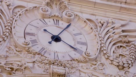Clock-at-the-Arch-de-la-Rua-Augusta-in-downtown-Lisbon