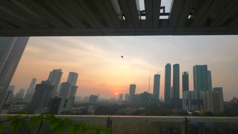 Sonnenuntergang-In-Mumbai-Im-Zeitraffer-Mit-Weitem-Blick-Auf-Die-Skyline