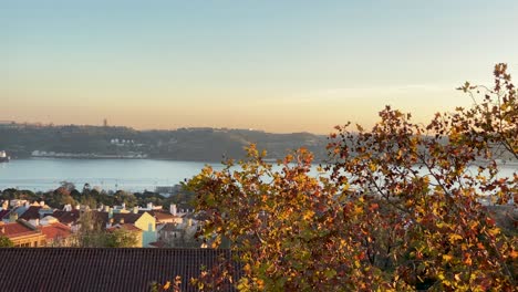 Lissabon-Bei-Sonnenuntergang-Luftpanoramablick-Auf-Das-Stadtzentrum-Mit-Orangefarbenen-Dächern-Am-Herbstabend,-Portugal