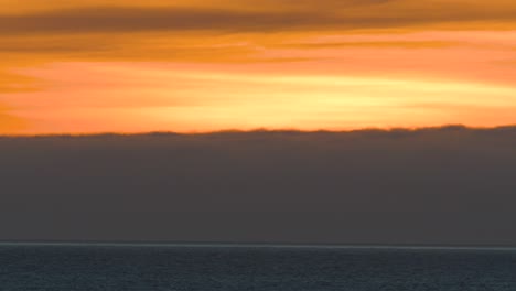 Blick-Aus-Dem-Flugzeug-über-Lila-Wolken-Auf-Den-Malerischen-Orangefarbenen-Himmel-Bei-Sonnenuntergang