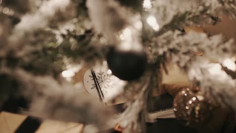 Schneeflockendesign-Auf-Einem-Verpackten-Geschenk-Unter-Dem-Weihnachtsbaum