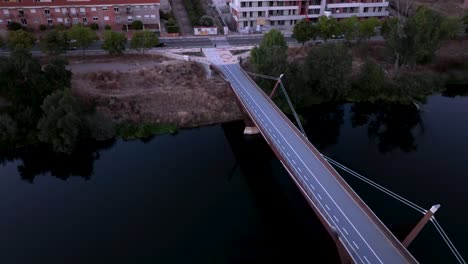 Schnelles-Luftbild-Einer-Schrägseilbrücke-In-Der-Abenddämmerung