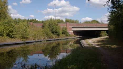 Aufnahme-Des-Trent-and-Mersey-Kanals,-Der-Unter-Der-A-50-Schnellstraße-Verläuft