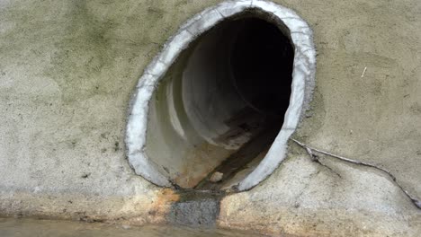 Entwässerungsrohr-Fließen-Verschmutztes-Kontaminiertes-Wasser-In-Einen-Kanal-In-Einem-Industriegebiet