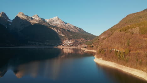 Tranquilo-Lago-Molveno-Con-Reflejos-Reflejados-Perfectos-De-Dolomitas-Brenta-En-Una-Soleada-Mañana-De-Invierno-En-Trentino,-Italia