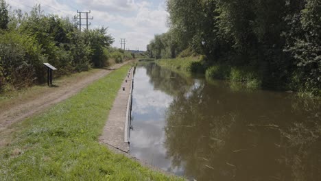 Toma-Amplia-De-Aston-Lock-En-El-Canal-De-Trent-Y-Mersey-Con-Camino-De-Sirga