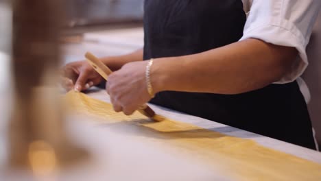 Köchin-Putzt-Lasagne-Handgefertigt-In-Der-Küche,-Zeitlupe,-Eng