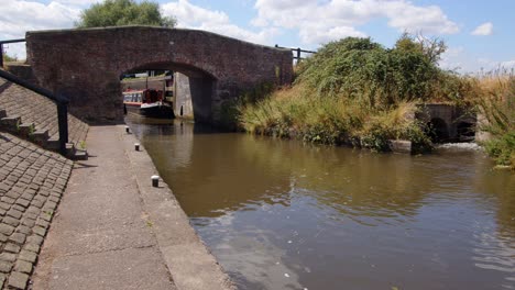Wide-Shot-Off-Aston-Lock-Am-Trent-And-Mersey-Canal-Mit-Schmalen-Booten,-Die-Die-Untere-Schleuse-Verlassen