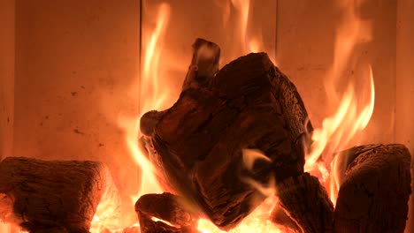 Feuerelementkonzept,-Flammenbrennendes-Gehacktes-Holzstück-Im-Kamin-Zu-Hause