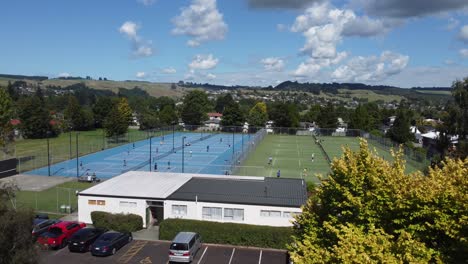 Kinder-Spielen-Tennis-Im-Club-In-Rotorua,-Neuseeland