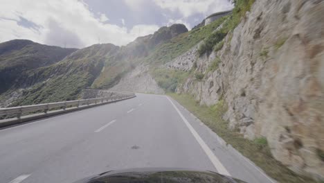 Conduciendo-Por-El-Paso-De-Grimsel-En-Suiza