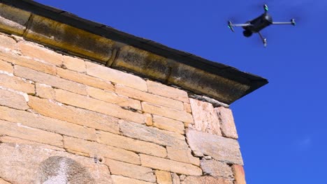 Drohne-Fliegt-Neben-Dem-Dach-Einer-Romanischen-Kirche