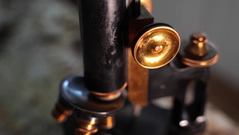 Microscopio-Antiguo,-Vintage---Primer-Plano-Inclinado-Hacia-Abajo-Revelar