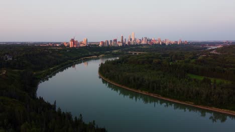 Edmonton-River-Valley-Stadtbild-Im-Sommer