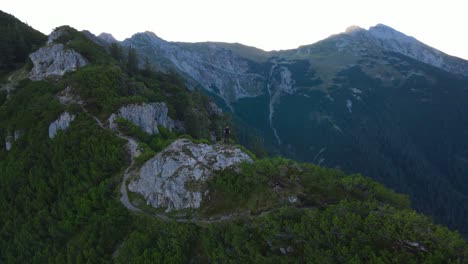 Filmflug-In-Den-Alpen-Bei-Sonnenaufgang