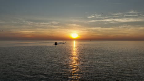 Bootsfahrer,-Der-Nach-Einem-Tag-Bootfahren-Bei-Sonnenuntergang-Einfährt