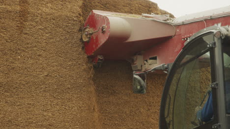 A-farming-machine-scoops-up-a-large-amount-of-animal-feed