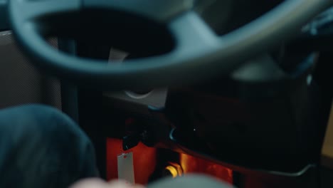 Lkw-Fahrer-öffnet-Und-Schließt-Die-Tür-Eines-Sattelzugs-Mit-Fokus-Auf-Schlüssel-Im-Zündungsfrachtliner-Cascadia-Volvo-2023