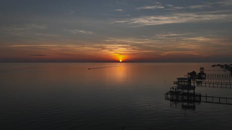 Sonnenuntergang-Als-Bootsfahrer,-Der-Von-Der-Mobile-Bay-Aus-Einfährt