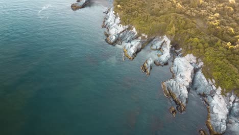 Aerial-view-of-the-rocky-cliffs-of-Jamestown-Rhode-Island