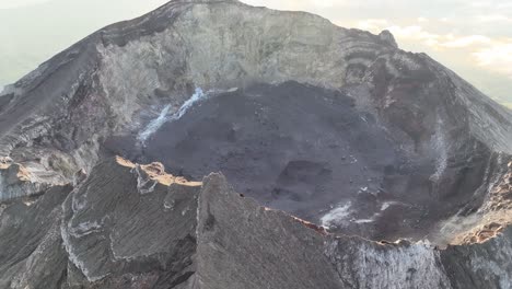 Borde-Del-Cráter-Del-Volcán-Activo-Monte-Agung---Bali