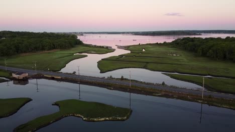 Sonnenuntergangs-Drohnenaufnahmen-Der-Sumpfgebiete-Von-Jamestown,-Rhode-Island
