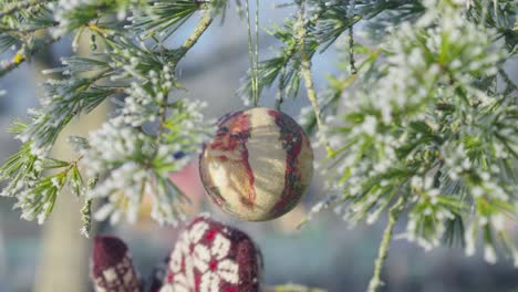 Schmücken-Weihnachtsbaum-Zweig-Draußen-In-Kalten,-Sonnigen-Wintertag