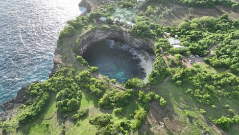Cueva-En-Un-Acantilado-Con-Agua-Turquesa---Playa-Rota-Isla-Nusa-Penida