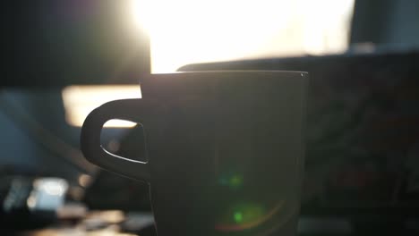 Büroumgebung-Heißer-Kaffeedampf,-Der-Morgens-Gegen-Die-Sonne-Aufsteigt