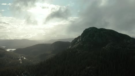 Herrlicher-Sonnenaufgang-Mit-Wolken,-Die-Tief-Am-Skrim-berg-In-Telemark,-Norwegen-Fliegen