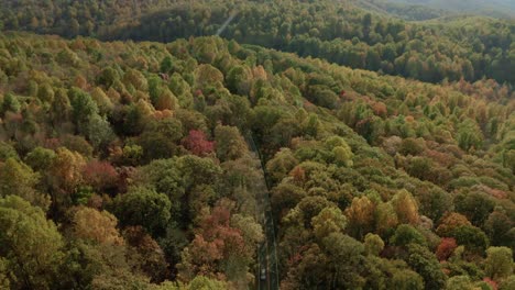 Skyline-Drive-En-El-Parque-Nacional-Shenandoah-En-Virginia,-Nosotros-Con-árboles-En-Colores-Otoñales