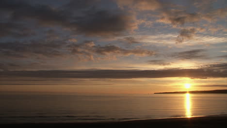 Mittsommermorgen-In-Nordisland:-Totale-Der-Aufgehenden-Sonne-über-Einem-Bergrücken-In-Der-Ferne-Im-Morgenlicht
