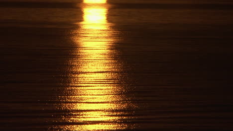 time-lapse-of-midsummer-sun-reflection-in-water