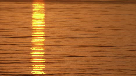 Reflexion-Der-Untergehenden-Sonne-Im-Wasser,-Nahaufnahme