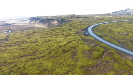 Disparo-De-Dron-Panorámico-A-La-Derecha-De-La-Carretera-De-Islandia-En-Un-Paisaje-Brumoso