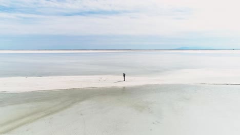 Schöne-Luftaufnahmen-Eines-Mannes-Auf-Einem-Salzsee-In-Utah