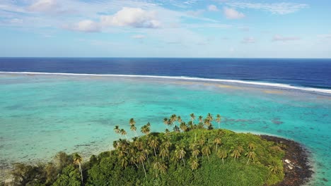 Cook-Island---Rarotonga-Fliegt-über-Eine-Einsame-Insel