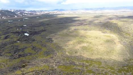 Disparo-De-Drones-Inclinándose-Hacia-Arriba-Del-Paisaje-Volcánico-De-Islandia