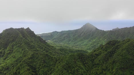 Cook-Island-Fliegt-Durch-Die-Wolken