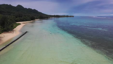 Cookinseln---Rarotonga-Drohnenaufnahmen-Am-Strand-Entlang