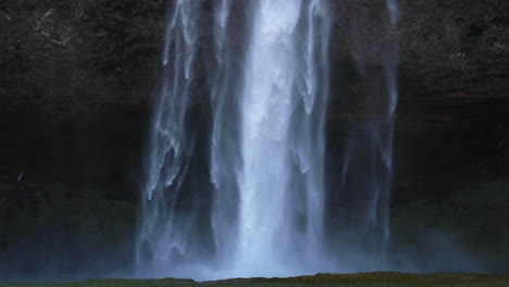 Agua-Corriendo-Sobre-La-Cascada-De-Islandia-En-Cámara-Lenta