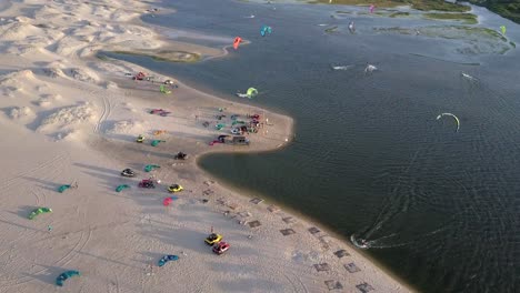 Filmische-Drohnenaufnahme-Von-Kitesurfern-Am-Strand-In-Combuco,-Brasilien