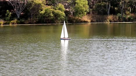 Modellsegelboot-Auf-Einem-Wunderschönen-See-In-Australien