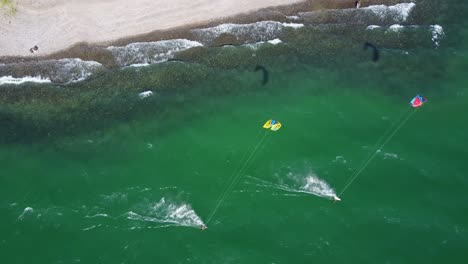 Drohne,-Die-Zwei-Drachenboardern-Am-Strand-Im-Meer-Von-Galiläa,-Israel,-Folgt