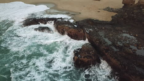 Wellen-Spritzen-Im-Winter-Gegen-Felsformationen-In-Laguna-Beach,-Kalifornien