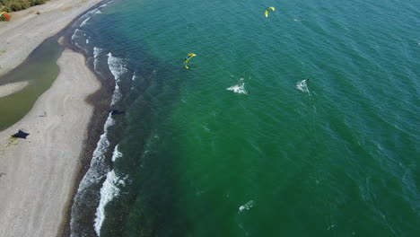Drohnenaufnahmen-Von-Kitesurfern,-Die-Am-Strand-Des-Sees-Genezareth-In-Israel-Surfen