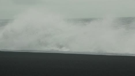 Wellen-An-Einem-Schwarzen-Sandstrand-In-Island