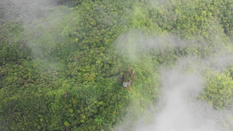Cook-Island---Flotando-Con-El-Dron-Sobre-Las-Nubes